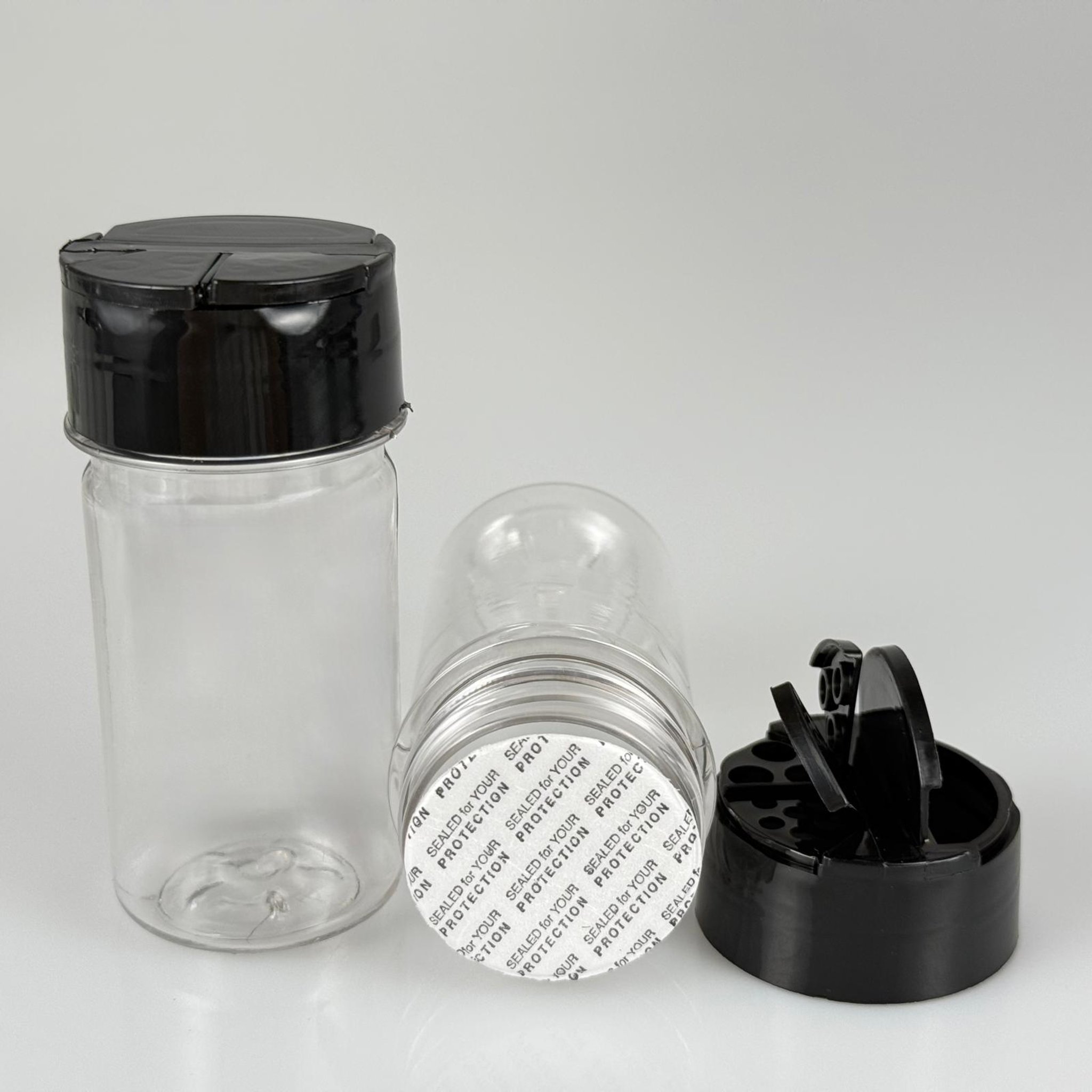 PLASTİK SİLİNDİR BAHARATLIK KAVANOZ - 60 ML PET BAHARAT, TOZ, PUDRA VB İÇİN PET ŞİŞE + SİYAH AÇILIR KAPANIR DELİKLİ KAPAKLI + KENDİNDEN YAPIŞKANLI KÖPÜK CONTALI TAKIM - 60 CC