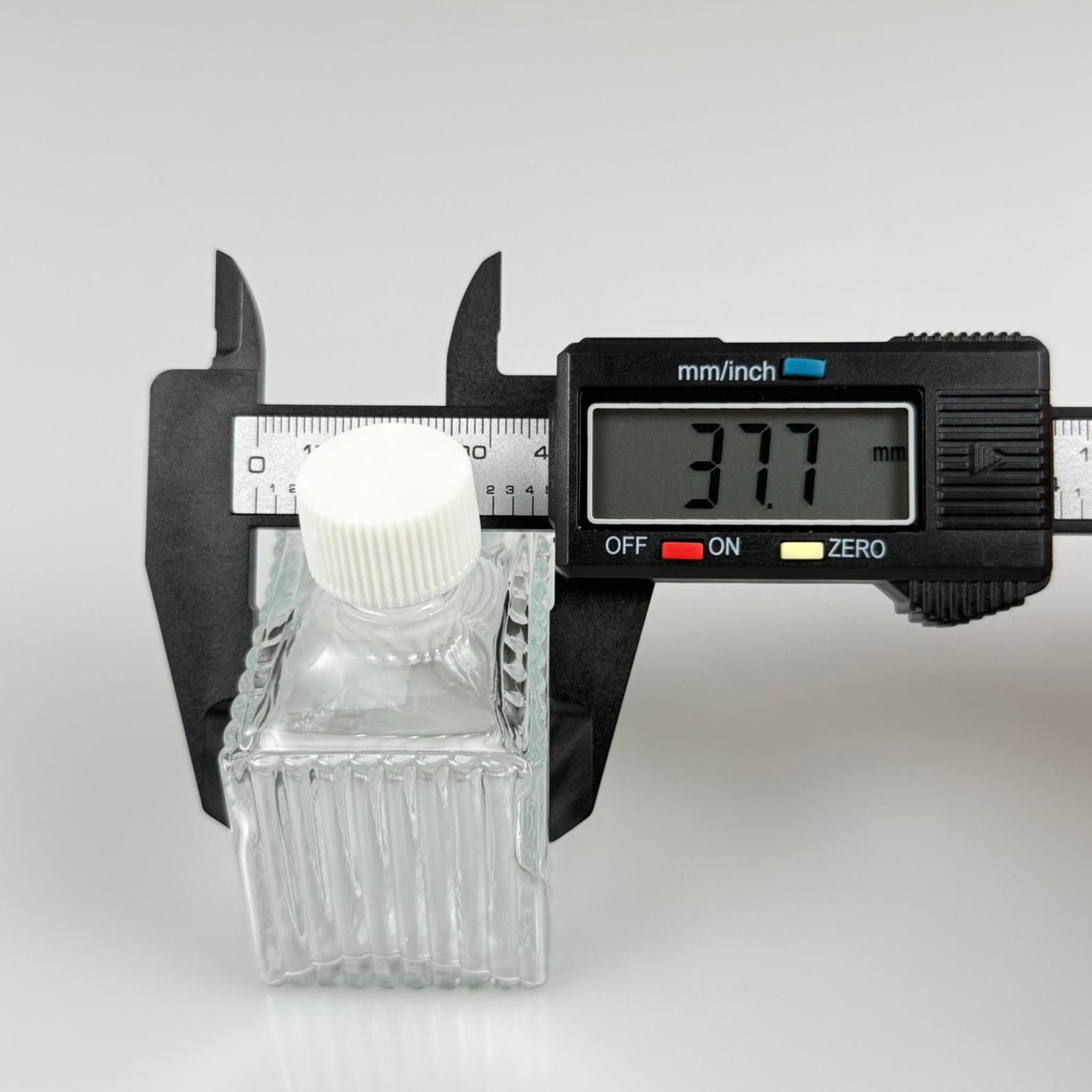 50 CC KÖŞELİ DESENLİ ÇİZGİLİ CAM ŞİŞE - BEYAZ PLASTİK KAPAKLI KOLONYA TIPALI - 50 ML PRESTİJLİ ŞİŞE