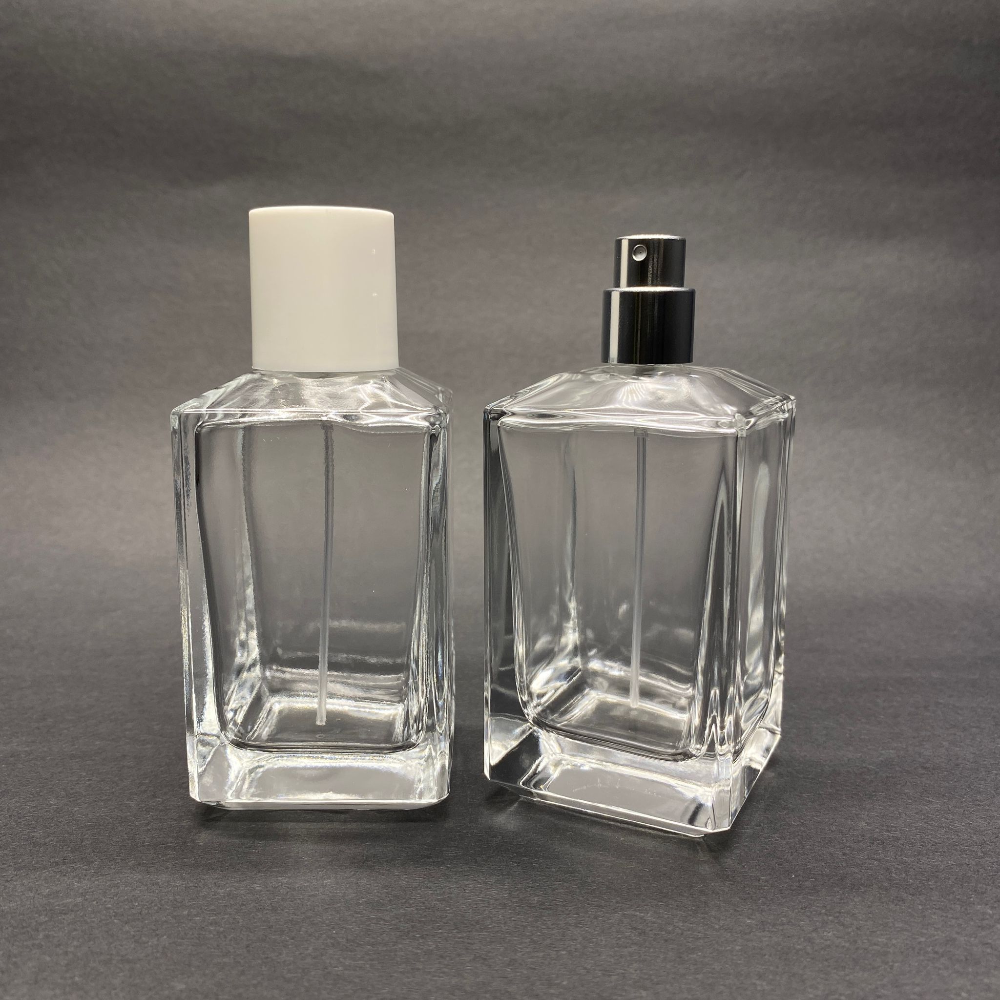 100 ML KÖŞELİ KONİK MODEL PRİZMA PARFÜM ŞİŞESİ - GÜMÜŞ METAL SPREYLİ + BEYAZ KAPAKLI (AĞIZ 15 MM GEÇME KOLAY KAPAMA)