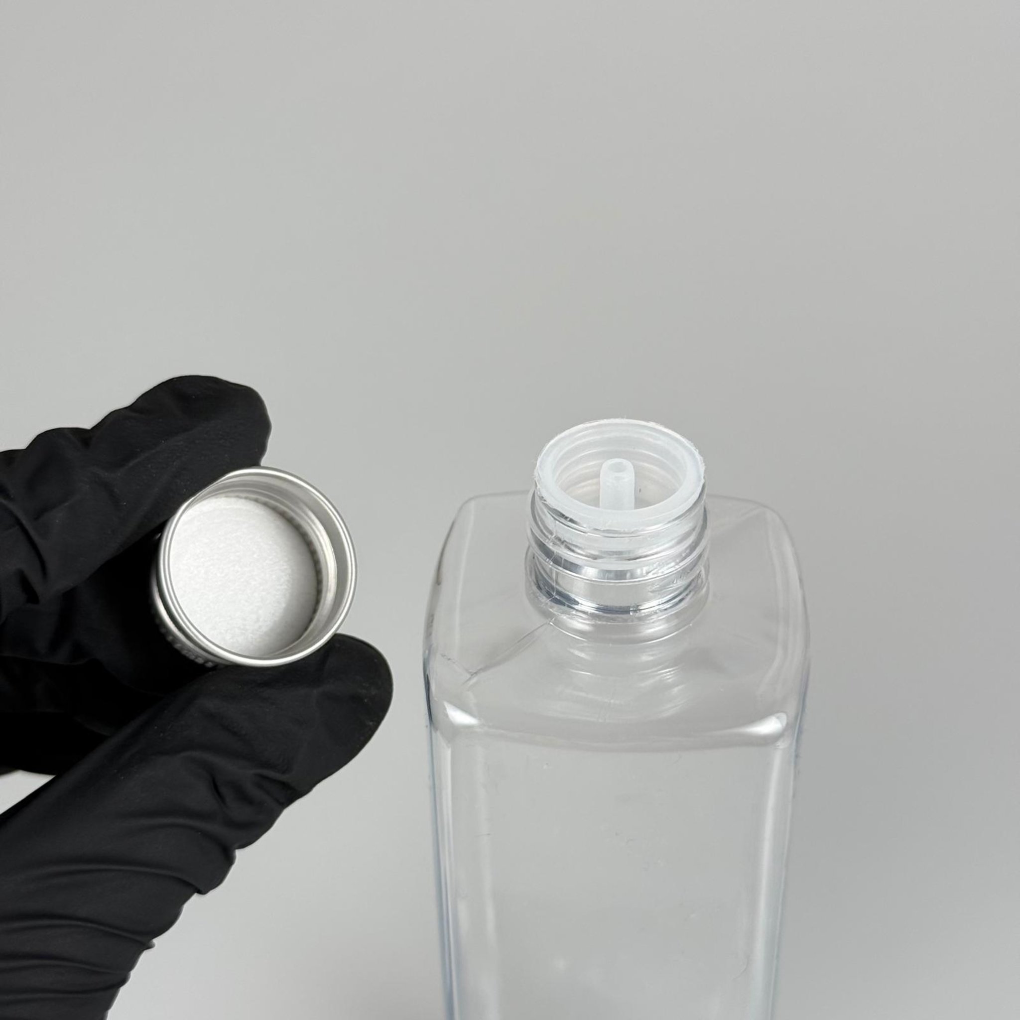300 CC KARE PET ŞİŞE (31 GR - 24 AĞIZ) + KÖPÜK CONTALI GÜMÜŞ METAL ALÜMİNYUM KAPAK + KOLONYA TIPALI TAKIM - 300 ML KAPAKLI PLASTİK ŞİŞELER