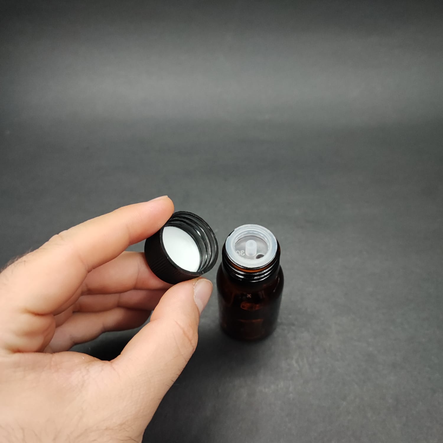 20 ML DOLUMU KOLAY, GENİŞ AĞIZLI İÇTEN DAMLALIKLI ŞİŞE (25 MM AĞIZ)  - 20 CC SİYAH CONTALI KAPAKLI İÇTEN DAMLALIKLI CAM ECZA ŞİŞESİ - AMBER KAHVERENGİ