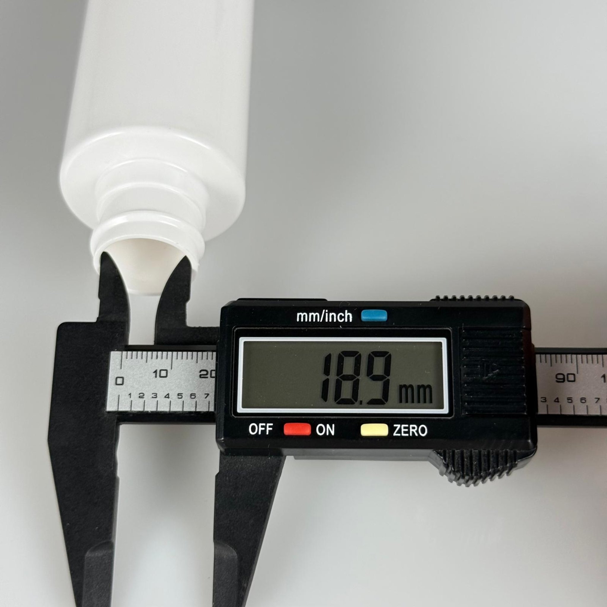 100 CC SİLİNDİR KESKİN KÜT MODEL SERT (17 GR) PET ŞİŞE - KAPAKSIZ - AĞIZ ÇAPI 24 MM - BEYAZ