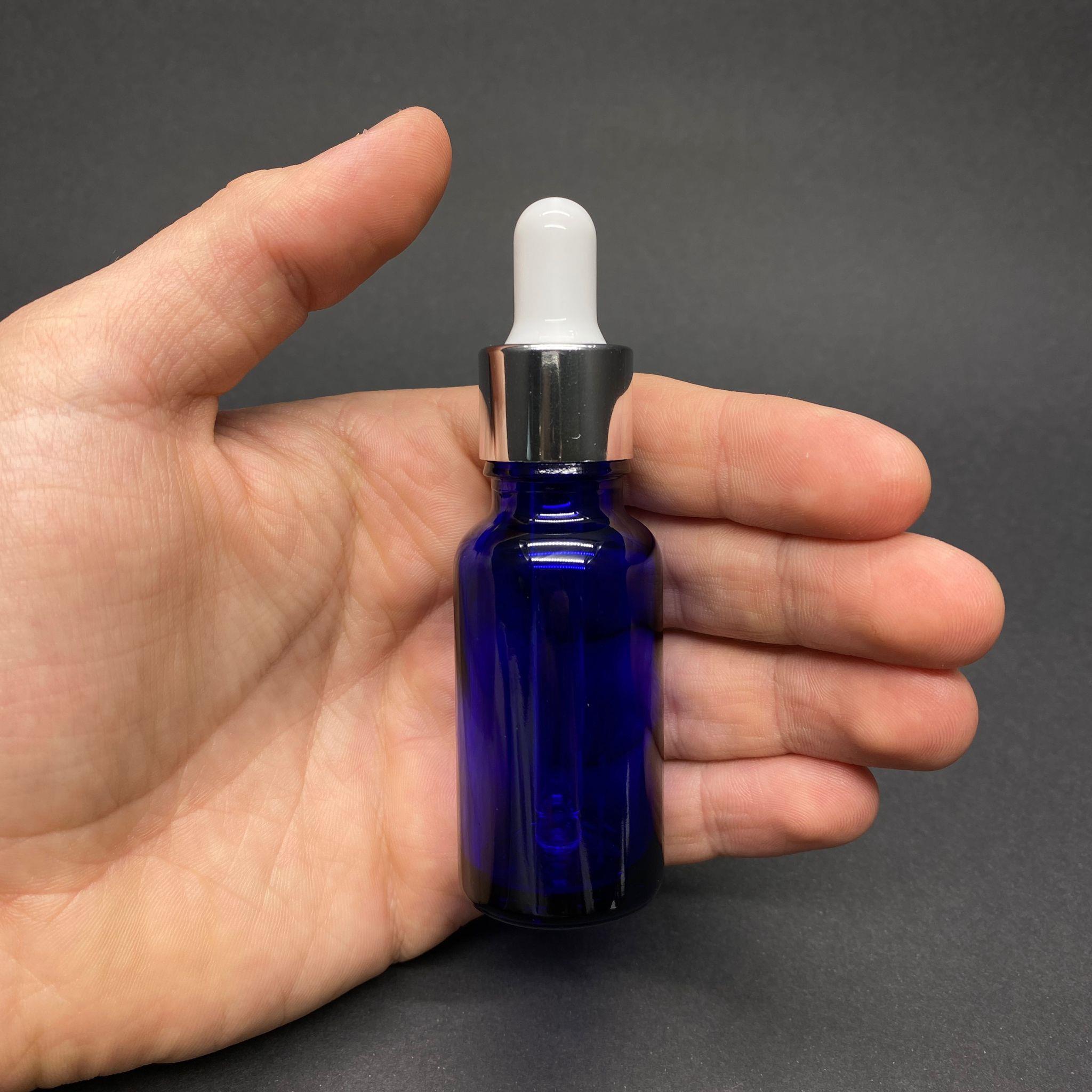20 CC MAVİ CAM DAMLALIKLI ŞİŞE - BEYAZ EMZİK - GÜMÜŞ METALİK KAPAK - 20 ML MAVİ CAM DAMLALIKLI ŞİŞE