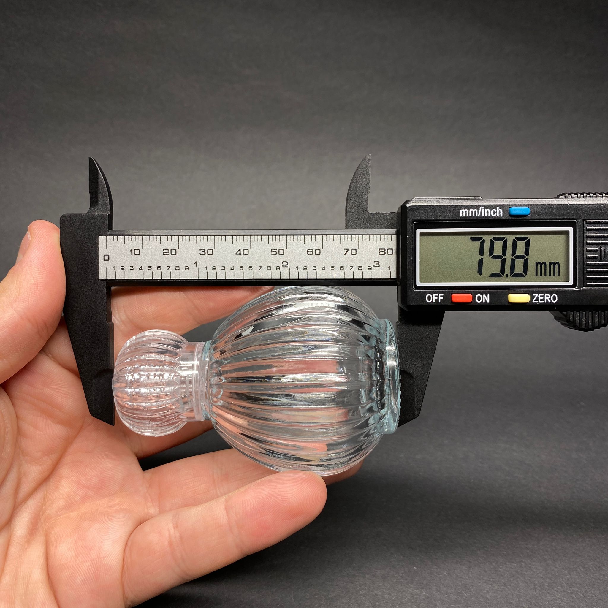 50 CC ÇİZGİLİ TOP CAM ŞİŞE + KRİSTAL KAPAK + KOLONYA TIPASI - 50 ML HEDİYELİK CAM KOLONYA ŞİŞESİ - DÜĞÜN, NİŞAN, SÖZ, KINA, CENAZE, PROMOSYON İÇİN HEDİYELİK KOLONYA ŞİŞELERİ