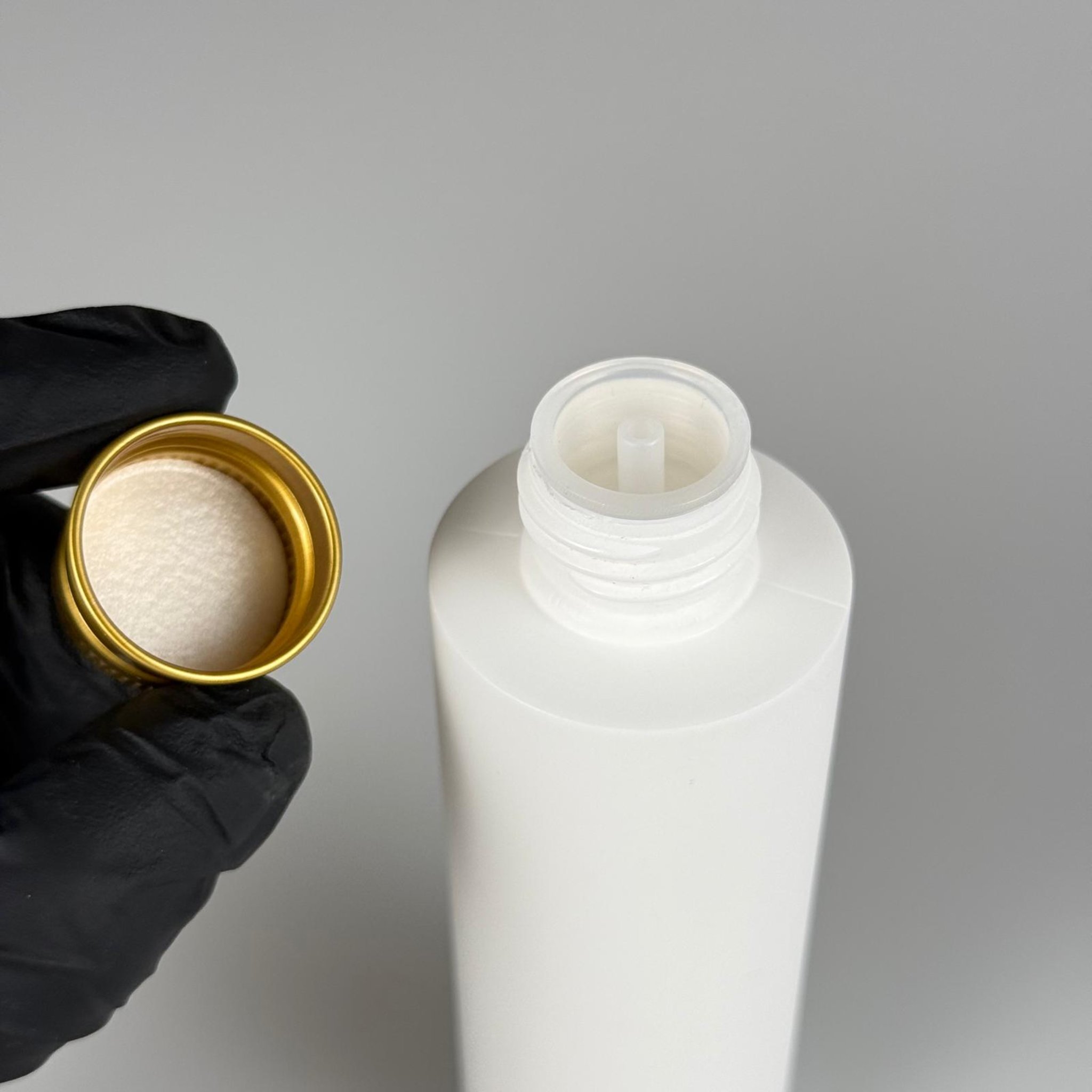 150 CC MAT BEYAZ SERT POLİETİLEN ASETON ŞİŞESİ (24 AĞIZ) + KÖPÜK CONTALI GOLD METAL ALÜMİNYUM KAPAK + KOLONYA TIPALI TAKIM - 150 ML KAPAKLI BEYAZ PLASTİK ŞİŞELER